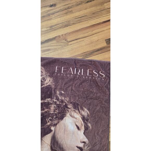 RARE Taylor Swift Fearless Taylor's Version 2021 Beach Towel EUC Limited Edition - Picture 3 of 4